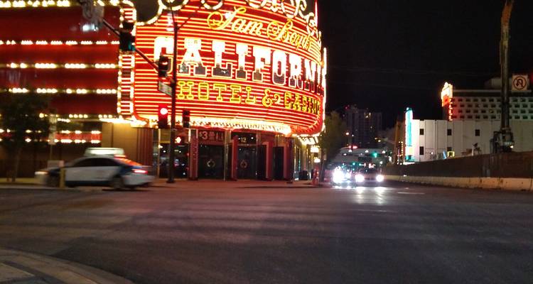 Enseigne de casino Neon California brillant au-dessus d'une rue vide la nuit