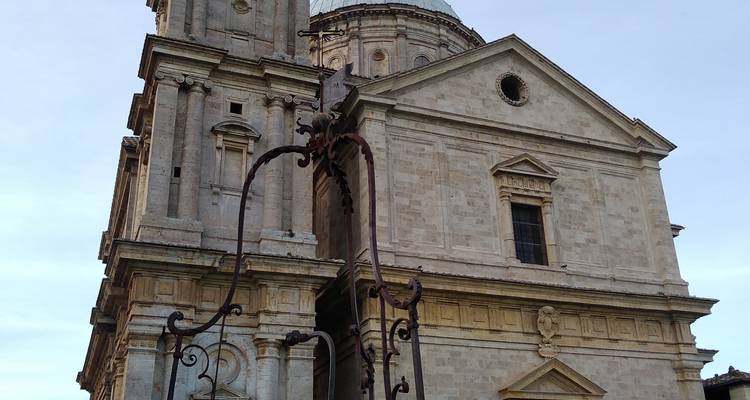 Église de la Renaissance en pierre de San Biagio avec façade classique sous un ciel pâle
