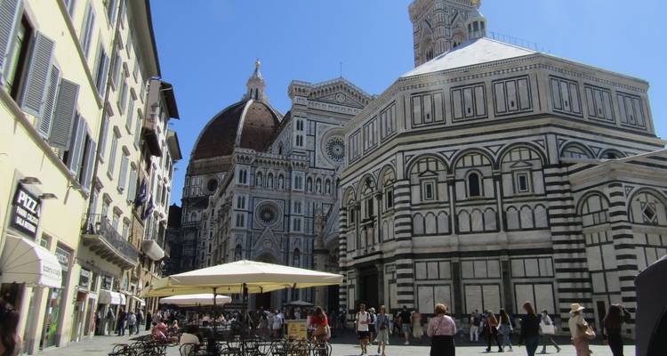 La Cathédrale de Florence, le Baptistère et le Campanile de Giotto dominant la place animée avec des cafés