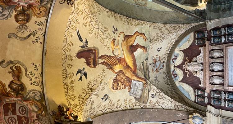 Fresque du plafond voûté ornemental présentant un lion ailé et d'autres motifs héraldiques