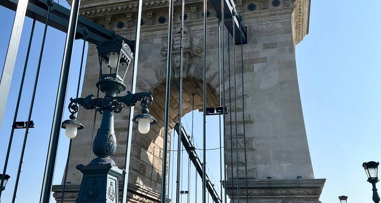 Nahaufnahme des Steinbogens und der dekorativen Laterne der Kettenbrücke Széchenyi.