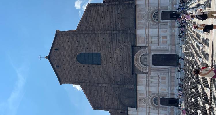 façade de la Basilique San Petronio avec des visiteurs dispersés et des rangées de chaises sur la place
