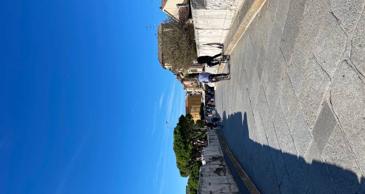 pont de pierre avec des cyclistes et des piétons se dirigeant vers les bâtiments historiques de la ville