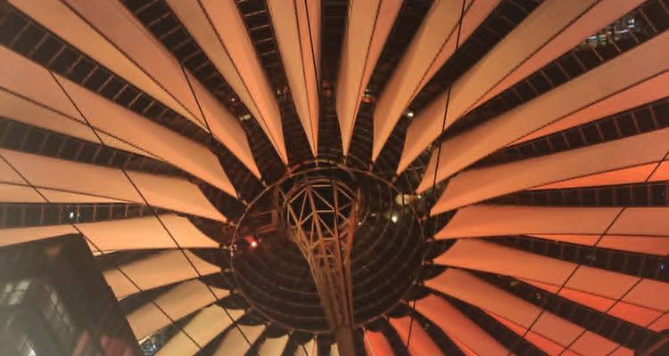 structure de toit radiale illuminée du Sony Center la nuit