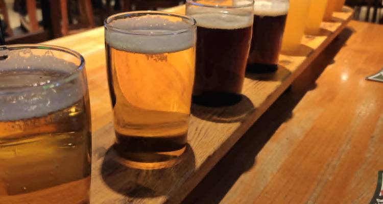 plateau de bières artisanales assorties servi sur un plateau en bois