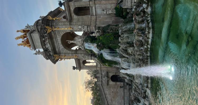 Fontaine Cascada Monumental ornée avec jets d'eau et sculpture dorée au crépuscule dans le Parc de la Ciutadella de Barcelone
