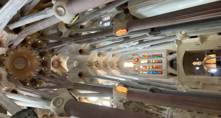 Intérieur magnifique de la Sagrada Família avec ses colonnes imposantes et ses vitraux colorés