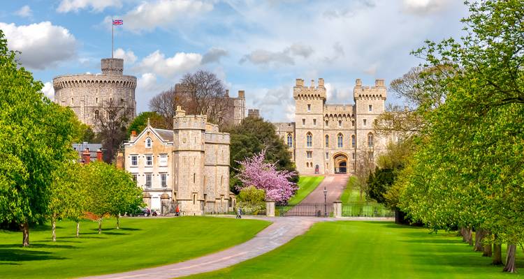Promenade pittoresque menant au château de Windsor encadrée par les fleurs printanières et les pelouses verdoyantes.