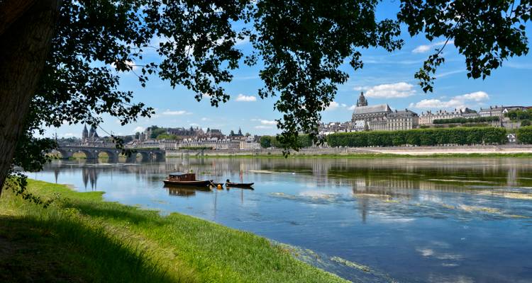 Pittoresk uitzicht over de Loire naar de historische stad Blois met boten op het water