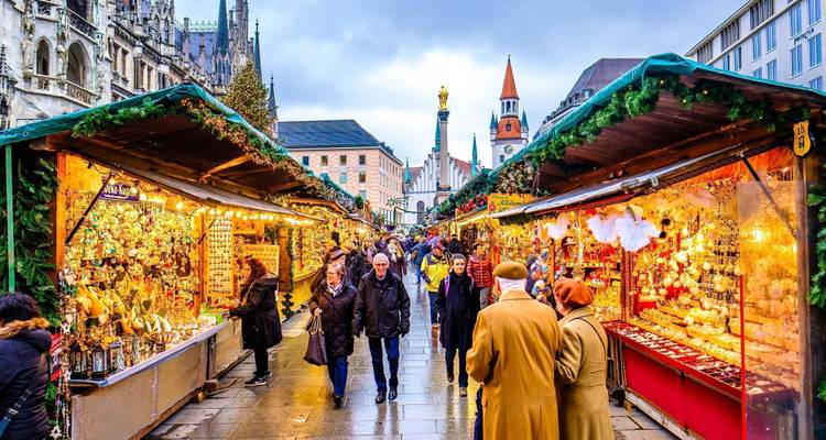 Les foules se promènent entre les étals en bois vibrants du marché de Noël festif de Munich, bordés d'ornements et de lumières.