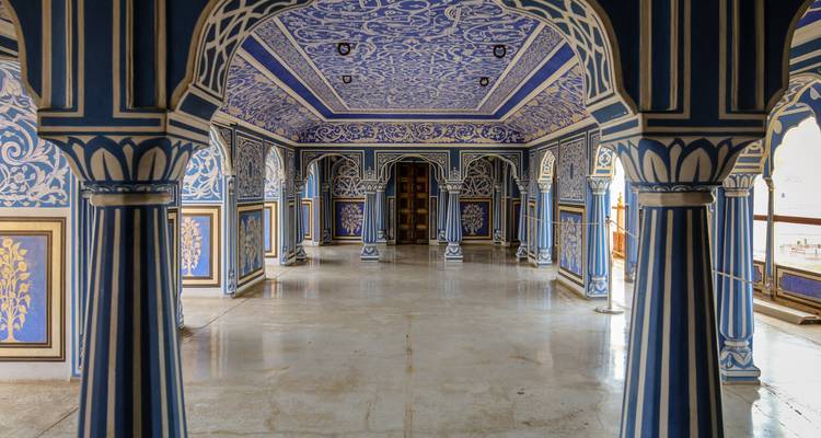 Chambre ornée de bleu et de blanc avec des piliers décorés à l'intérieur du palais de la Ville de Jaipur.