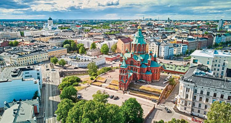 Luftaufnahme von Helsinki mit der roten Uspenski-Kathedrale und der weißen lutherischen Kathedrale inmitten der Stadtlandschaft.