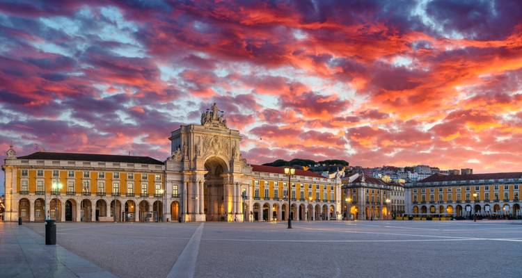Praça do Comércio und Arco da Rua Augusta leuchten unter einem feurigen Abendhimmel in Lissabon.