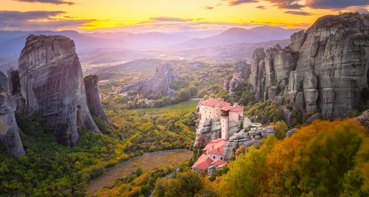 Zonsondergangslicht baadt de imposante rotspilaars en kloosters van Meteora.
