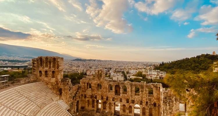 Sonnenuntergangslicht über dem Odeon des Herodes Atticus mit sich ausbreitendem Athen in der Ferne.