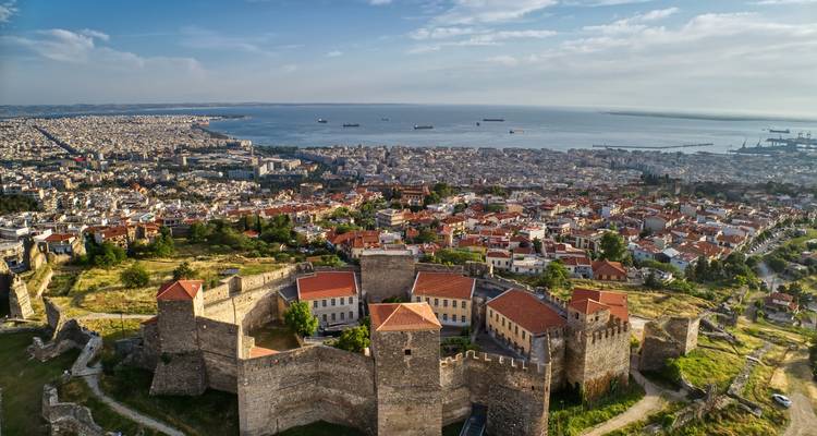 Panorama aérien du paysage urbain côtier de Thessalonique et des murailles byzantines surplombant la mer Égée.
