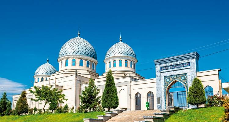 Moderne blaugedeckte Nebenmoschee mit verziertem Tor gegen einen klaren Himmel in Taschkent.