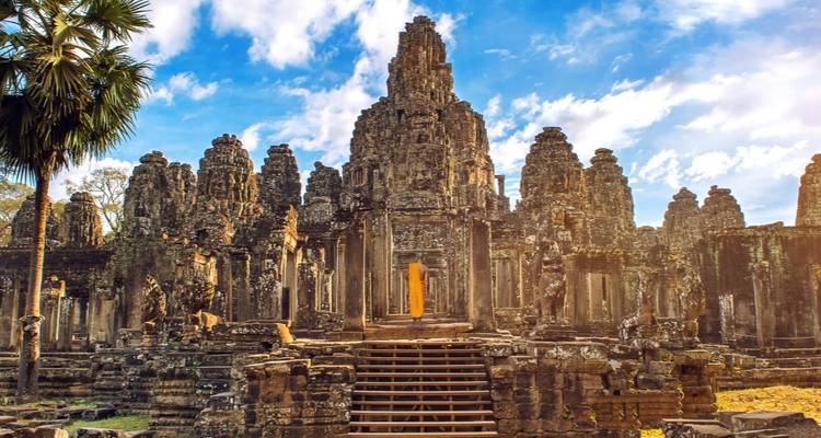 Ruines d'un imposant temple khmer dans le Parc archéologique d'Angkor sous un ciel vibrant.