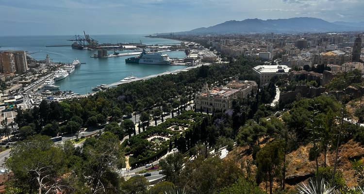 Vue panoramique du port de Malaga, des jardins et des montagnes lointaines depuis une colline