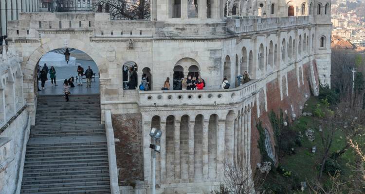 Les visiteurs explorent les terrasses et les arcades de la Citadelle des Pêcheurs qui surplombent Budapest.