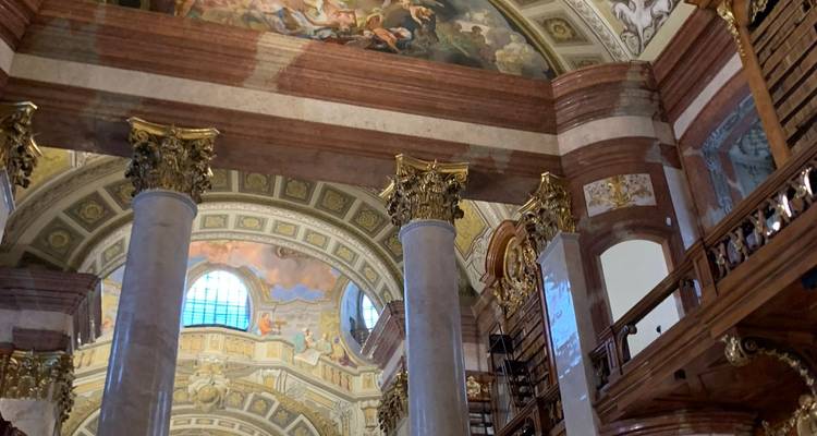 Pilares de mármol y frescos en el techo dentro de la gran sala de la Biblioteca Nacional Austriaca.