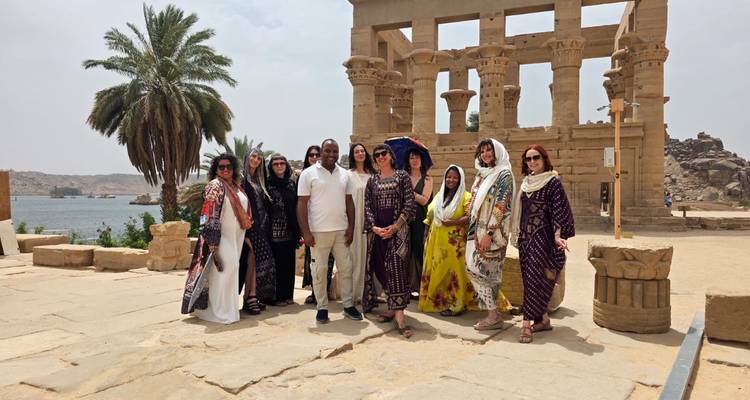 Grupo posando junto a las antiguas columnas del templo a orillas del río Nilo