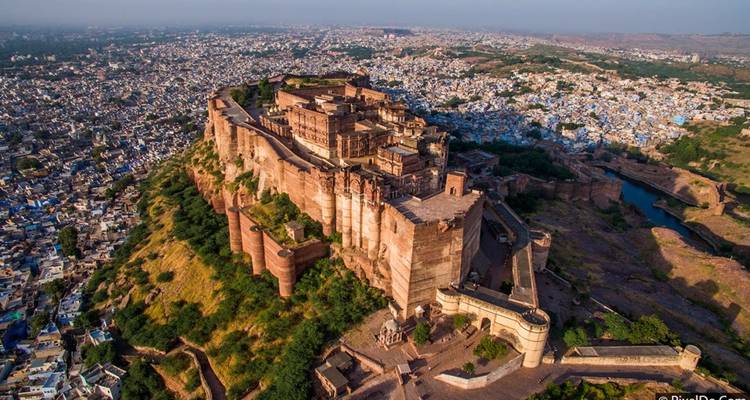 Vista aérea del enorme Fuerte de Mehrangarh elevándose sobre las casas pintadas de azul de Jodhpur.