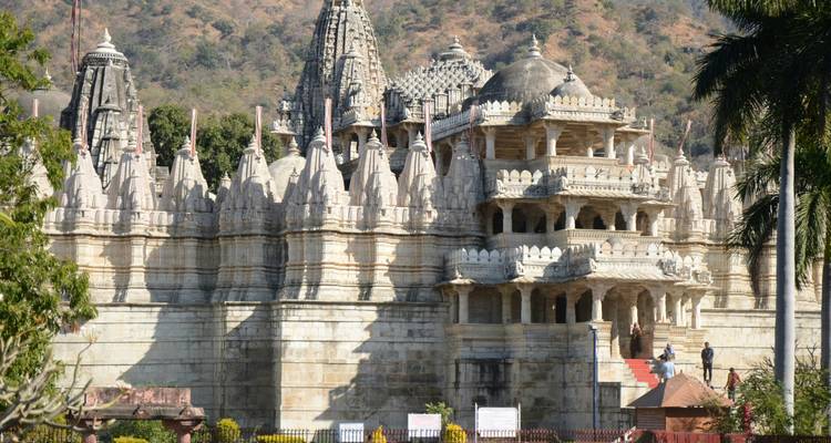 Las agujas y cúpulas de mármol blanco del complejo del Templo Jain de Ranakpur, adornado y rodeado de colinas boscosas.