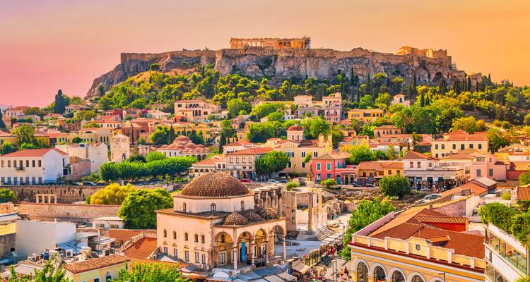 Iconisch uitzicht op de Acropolis en het Parthenon die boven de kleurrijke daken van Athene uittoemen tijdens het gouden uur.