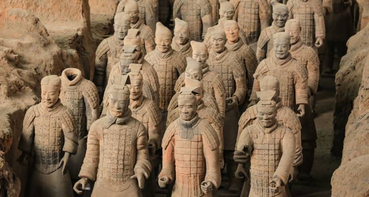 Terracotta Leger soldaten staande in opgegraven putten die ingewikkeld oud vakmanschap laten zien.