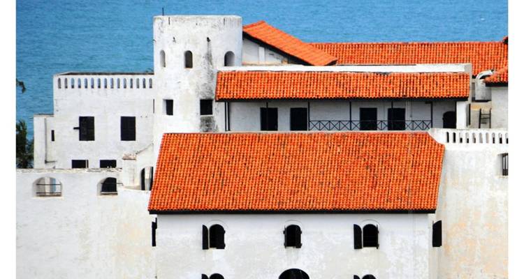 Le château d'Elmina aux murs blanchis à la chaux avec ses toits en terre cuite se dresse face à l'océan Atlantique bleu.
