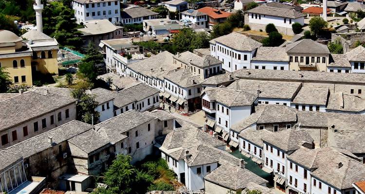 Vista aérea del barrio histórico con tejados de piedra de Gjirokastra ubicado en una ladera.