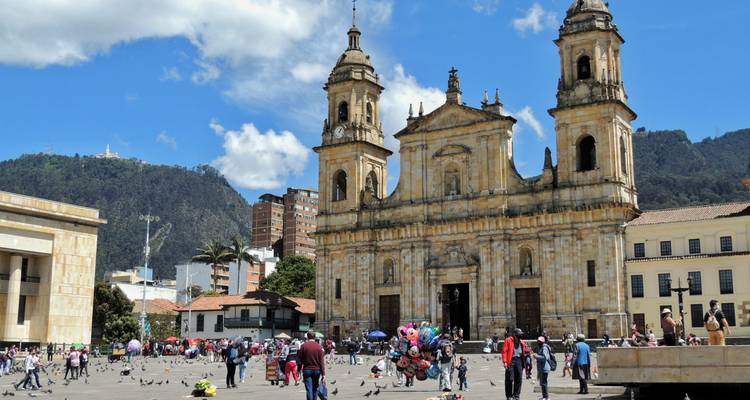 Plaza Bolívar en Bogotá con su imponente catedral, las montañas de fondo y los visitantes que se mueven por todos lados.