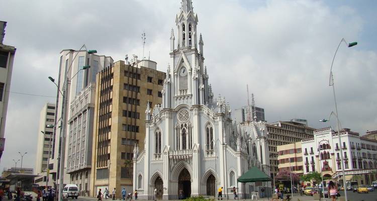La iglesia de piedra blanca gótica La Ermita destaca entre los edificios modernos en el centro de la ciudad de Cali.