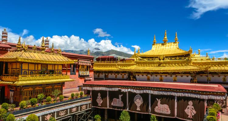 Helle sonnige Aussicht auf die vergoldeten Klosterdächer von Lhasa vor blauem Himmel