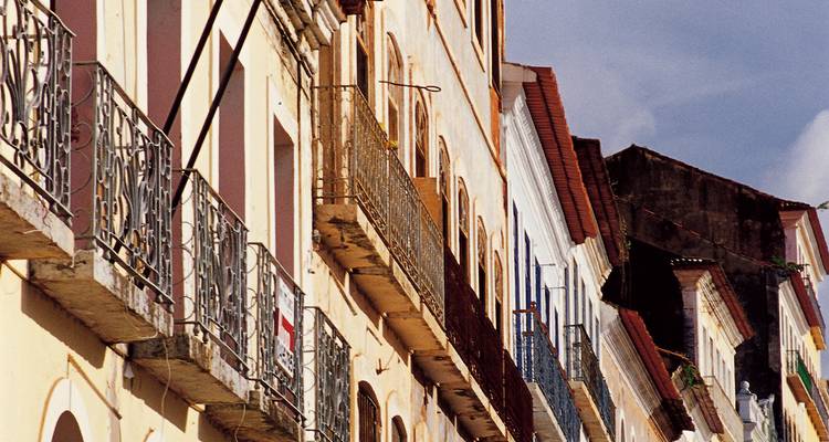 Rangée de balcons coloniaux colorés à São Luís baignés dans une lumière chaleureuse