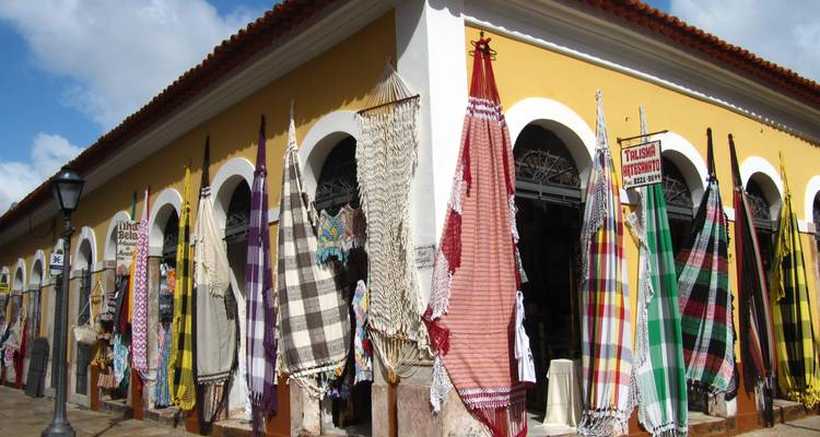 Bâtiment de marché traditionnel à São Luís orné de hamacs et de textiles colorés