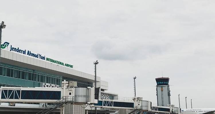 Exterior de la terminal del Aeropuerto Internacional Jenderal Ahmad Yani en un día nublado.