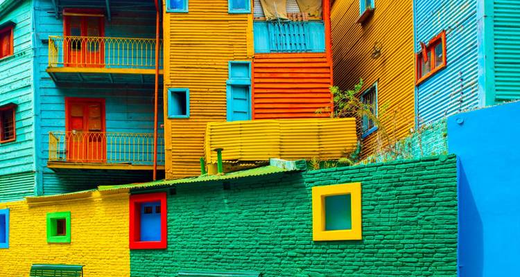 Lebhafte, wellblechgedeckte Häuser, die in den Farben Blaugrün, Orange, Gelb und Grün in dem berühmten Stadtviertel La Boca angestrichen sind.