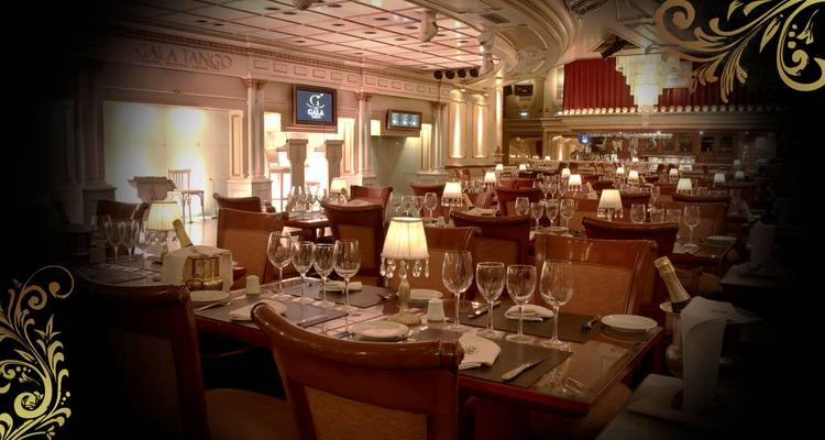 Elegant tangodiners gelegenheid met glimmerende glazen en warm omgevingslicht.