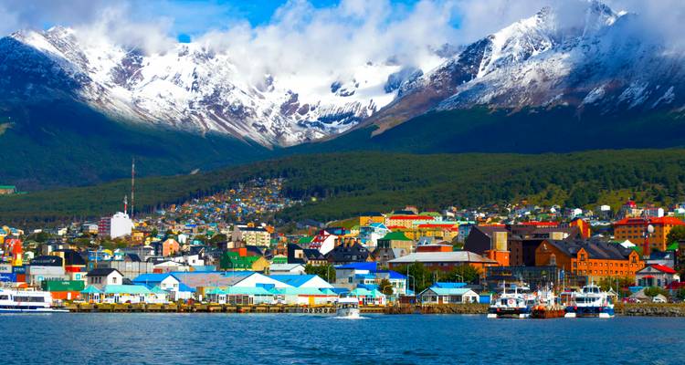 Ville colorée d'Ushuaia dressée contre des montagnes enneigées et un port animé
