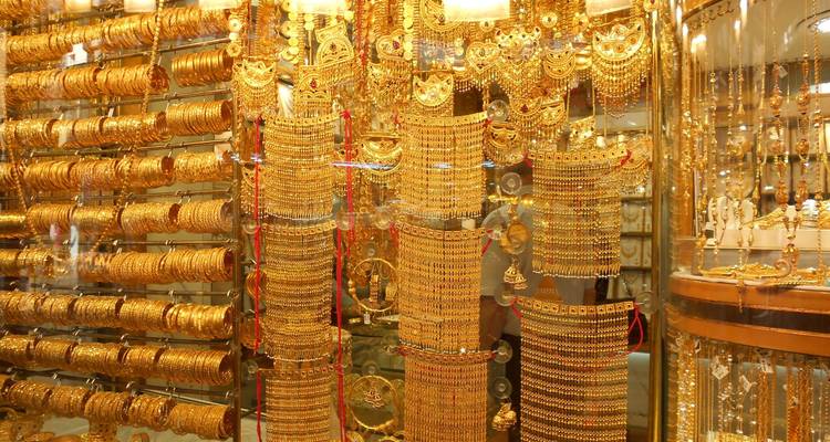 Filas relucientes de joyas de oro intrincadas en exhibición en el famoso Souk del Oro de Dubái.