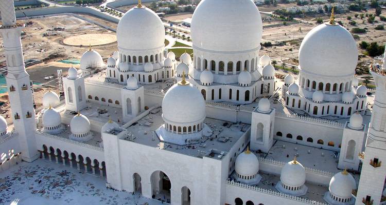 Perspectiva aérea de las enormes cúpulas blancas y los patios de la Gran Mezquita Sheikh Zayed.