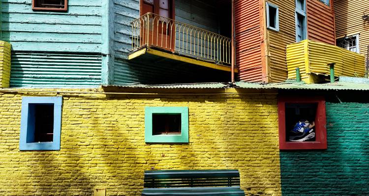 Las casas de lámina pintadas de colores vivos en La Boca con paredes amarillo brillante, verde, azul y rojo.