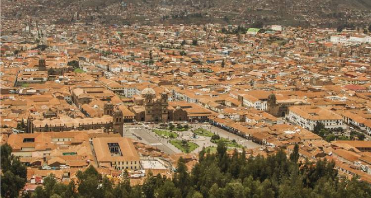 Vue aérienne élevée sur les toits en terre cuite densément serrés d'une ville andine historique.