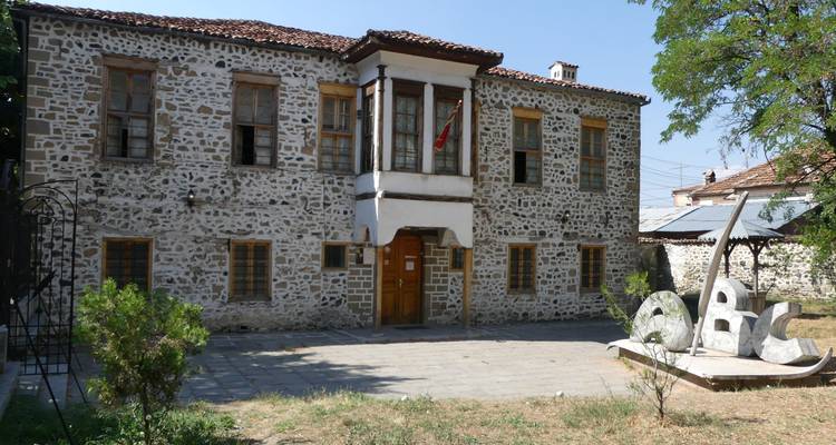 Bâtiment du Musée national de l'Éducation en pierre avec le drapeau albanais à Korçë.
