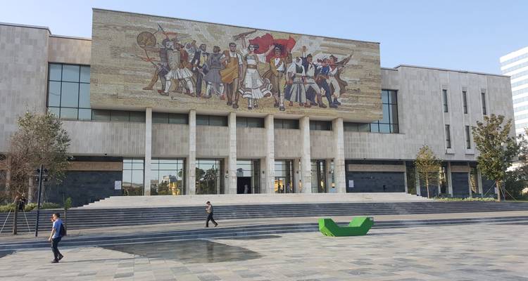 Façade du Musée national d'histoire de l'Albanie avec une grande fresque murale mosaïque de style socialiste.