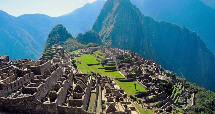 Vista aérea icónica de las ruinas de Machu Picchu ubicadas entre los escarpados picos verdes de los Andes