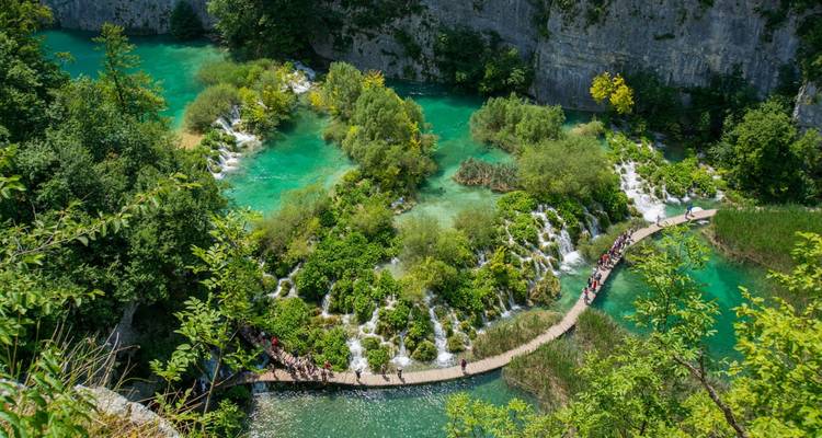 Cascades turquoise et passerelles serpentant à travers une végétation luxuriante aux Lacs de Plitvice