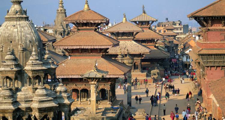 Verhoogd uitzicht over de sierlijke tempels en drukke straten van Patan Durbar Square